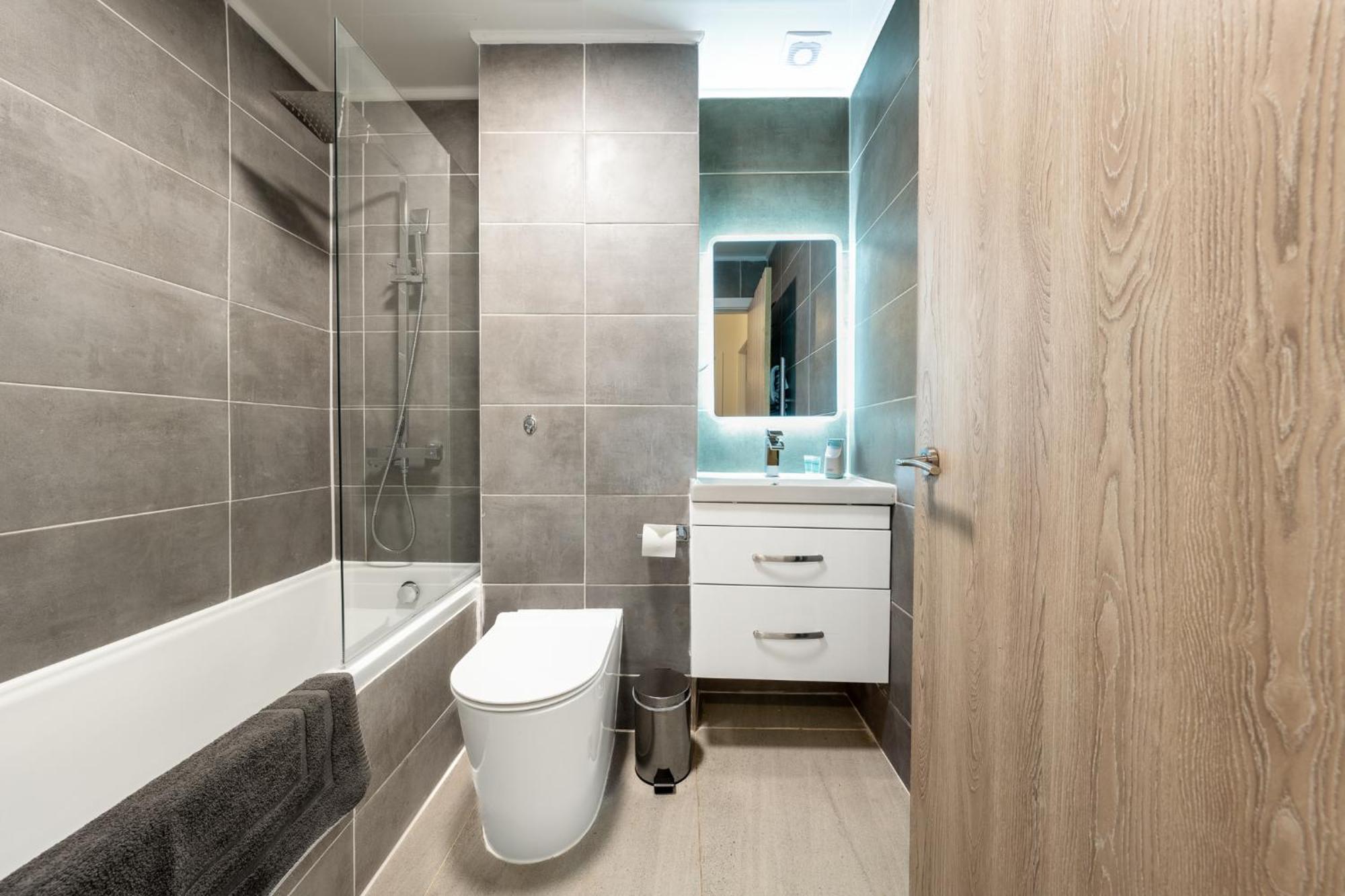 Апартаменты Ashview 6 - Heathrow - Windsor - Free Parking Стейнс Экстерьер фото